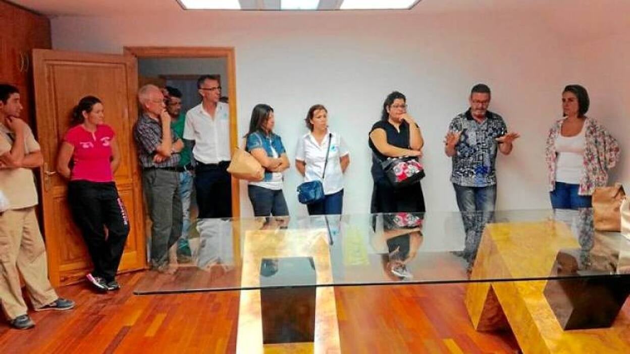 Ayuntamiento y puesteros debaten el futuro de la gestión del mercado