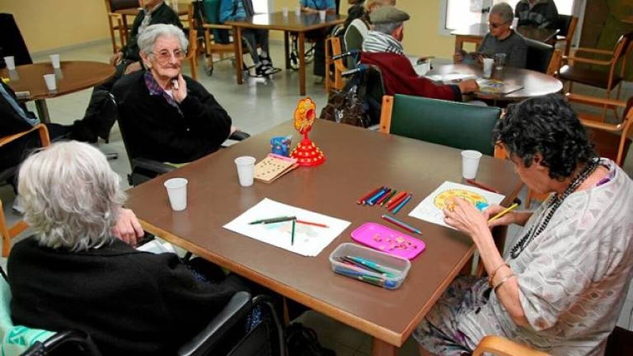 Canarias activa el teléfono de atención a los mayores