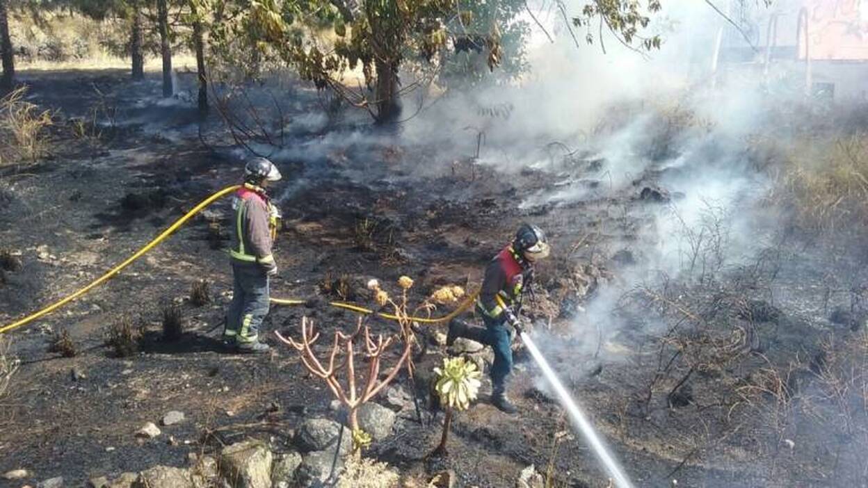Extinguen 3 incendios en rastrojos de La Laguna y Santa Cruz de Tenerife