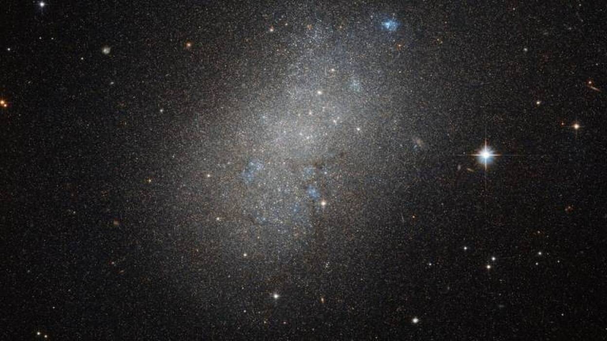 El telescopio espacial Hubble observa una isla irregular en el mar del espacio