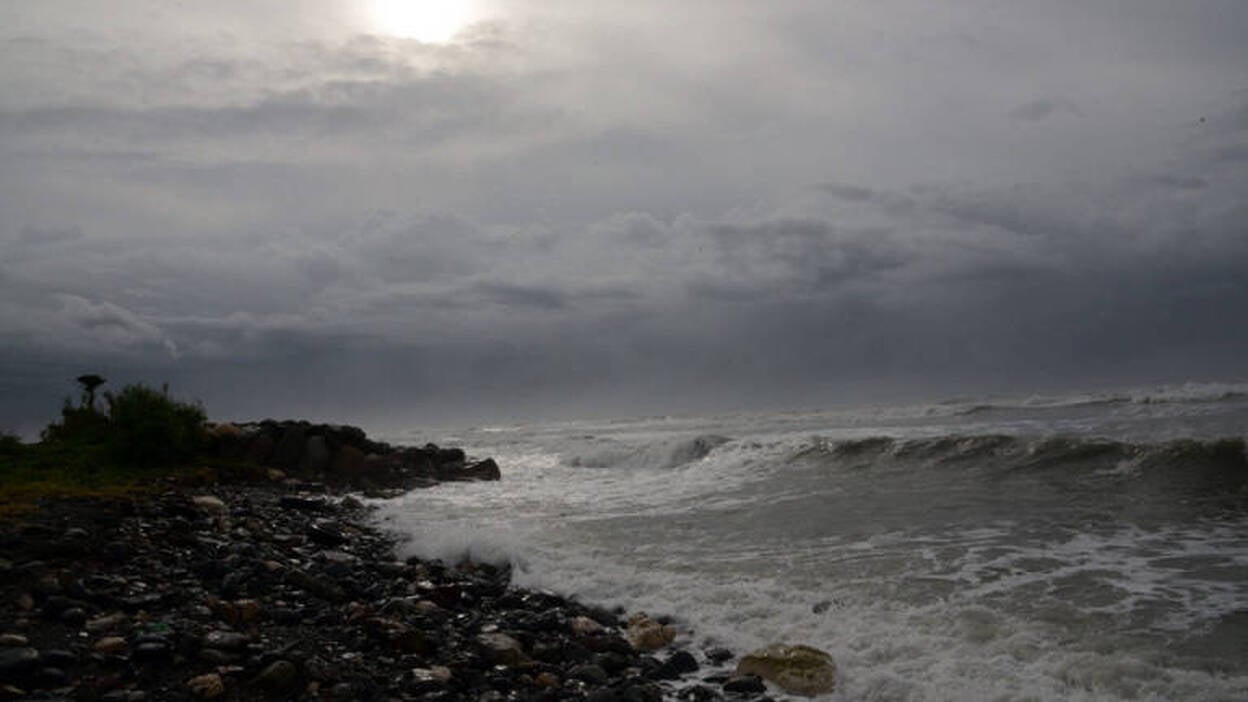 Fuertes lluvias y vientos ante la llegada a Jamaica del huracán Matthew