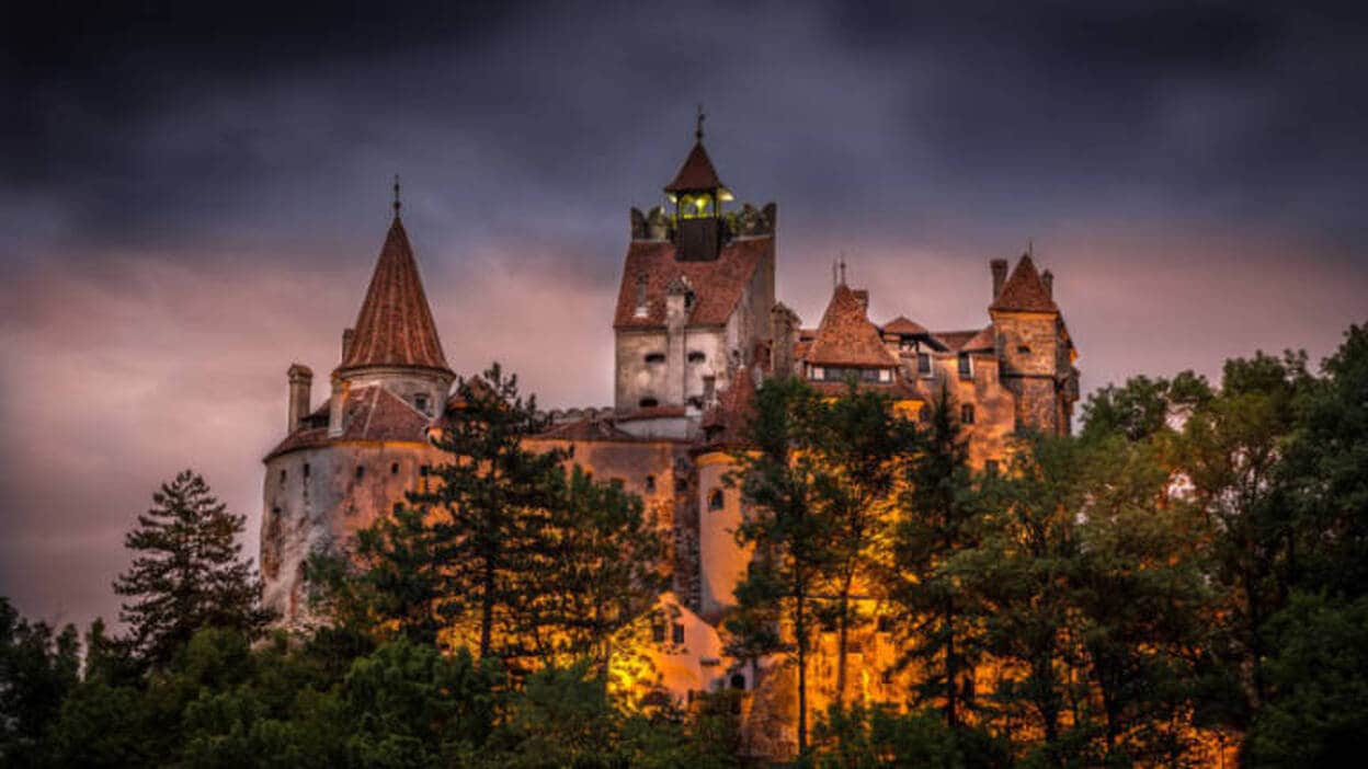 Dos canadienses pasan la noche de Halloween en el castillo del conde Drácula