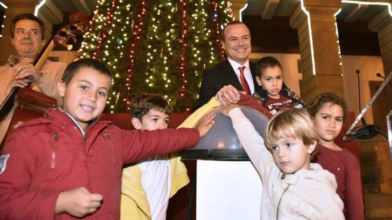 La ciudad estrena su alumbrado navideño