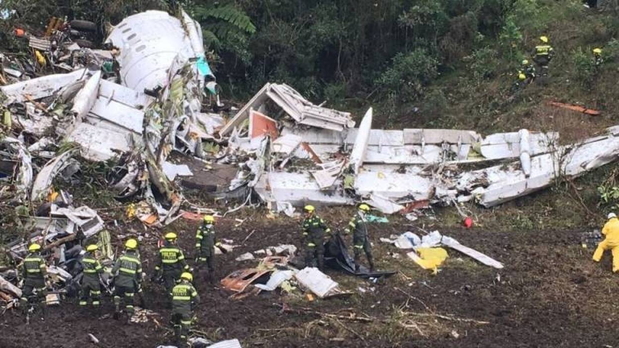La azafata del vuelo del Chapecoense: "El avión se apagó por completo y tuvo un fuerte descenso"