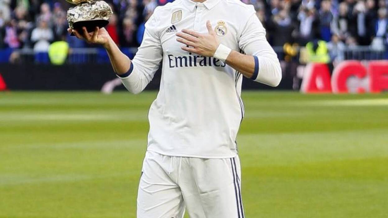 Cristiano Ronaldo brinda su cuarto Balón de Oro al Santiago Bernabéu