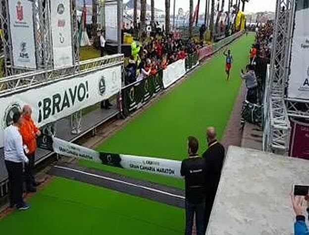 Llegada del canario José Carlos Hernández en la Media Maratón