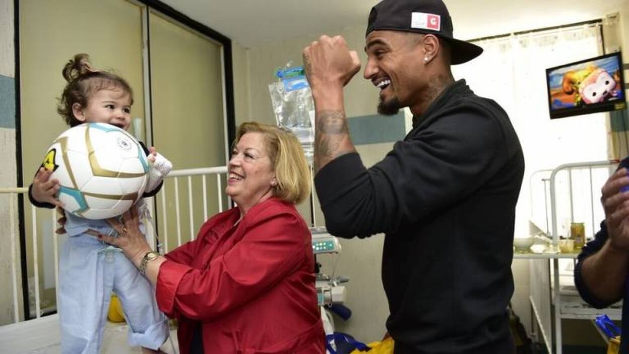 La UD visita a los pequeños del Materno Infantil