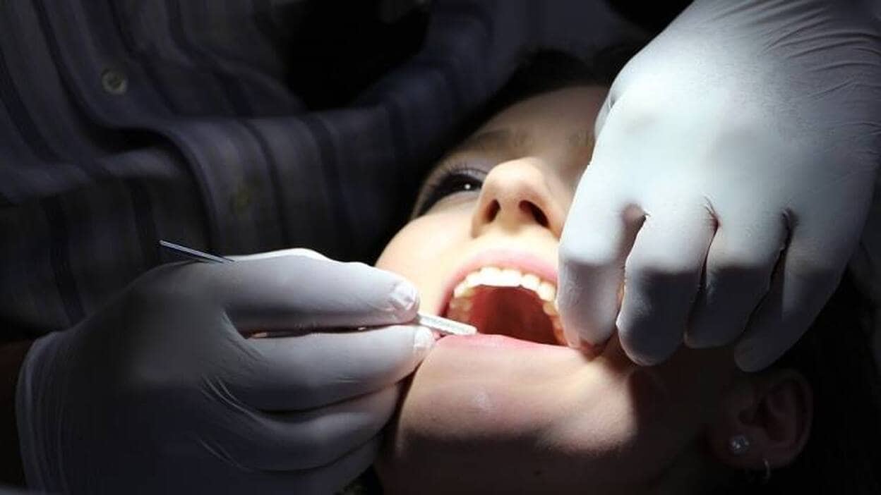 Dentista desaconseja eliminar los empastes 'oscuros' y avisa de que los 'blancos' tienen efectos tóxicos en el genoma
