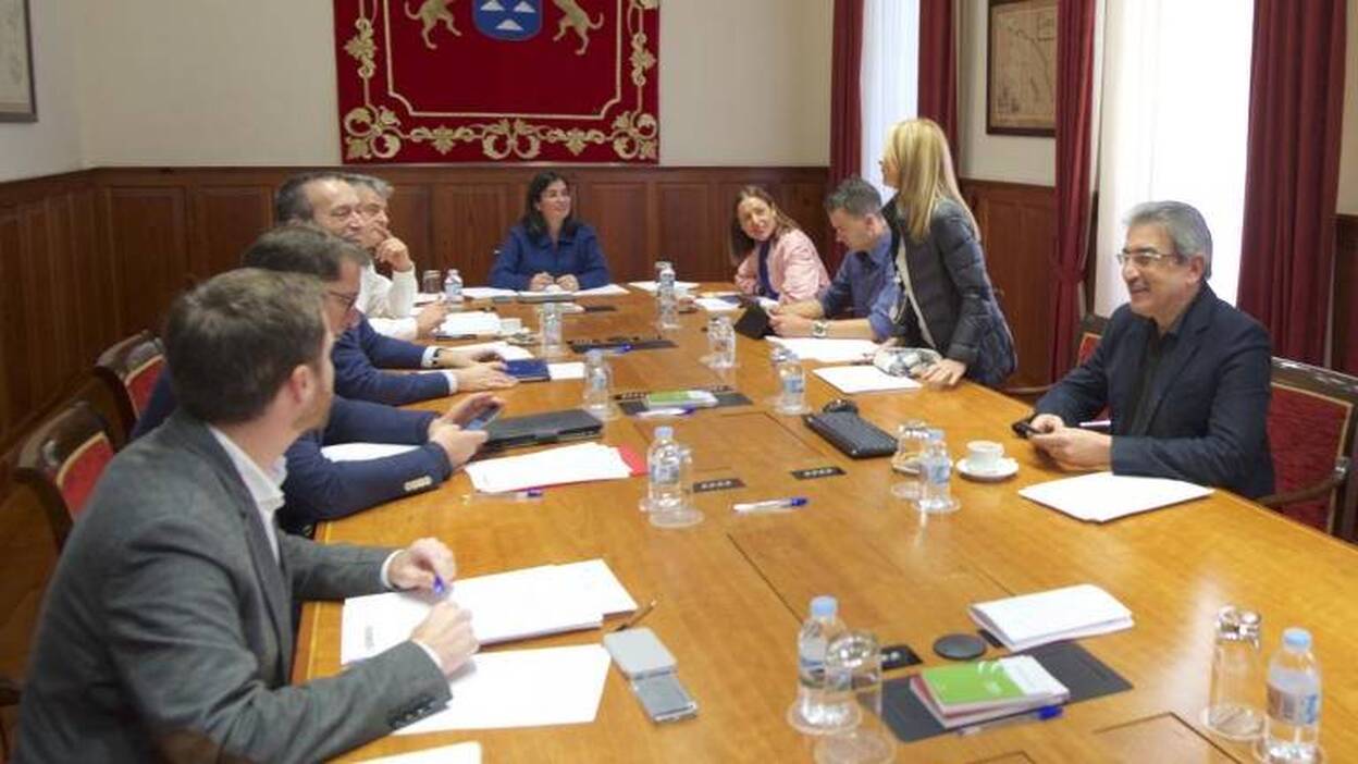 El Parlamento disfraza las dietas y los diputados tinerfeños cobran igual