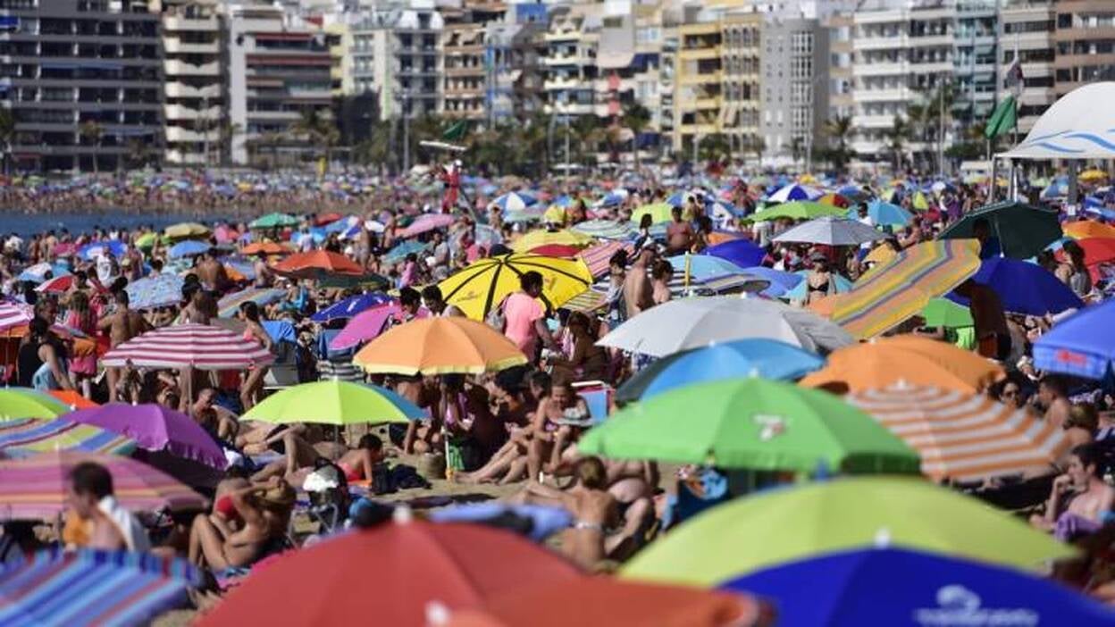 Las Canteras, el reino de las sombrillas