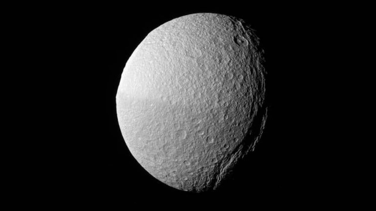 Un abismo oscuro recorre la luna Tethys de Saturno