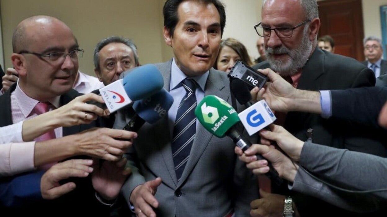 El PSOE advierte al 'número dos' de Interior que "está en el alero" su continuidad