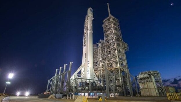 SpaceX lanza con éxito su primer satélite espía