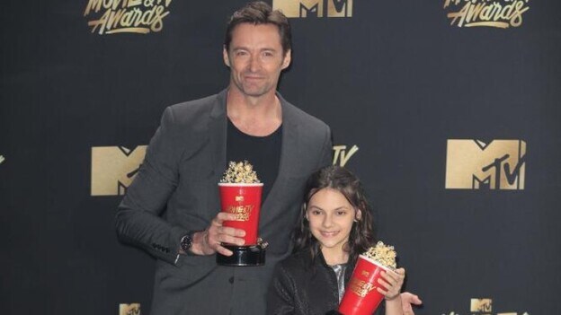 Hugh Jackman y and Dafne Keen posan con el premio a mejor dúo.