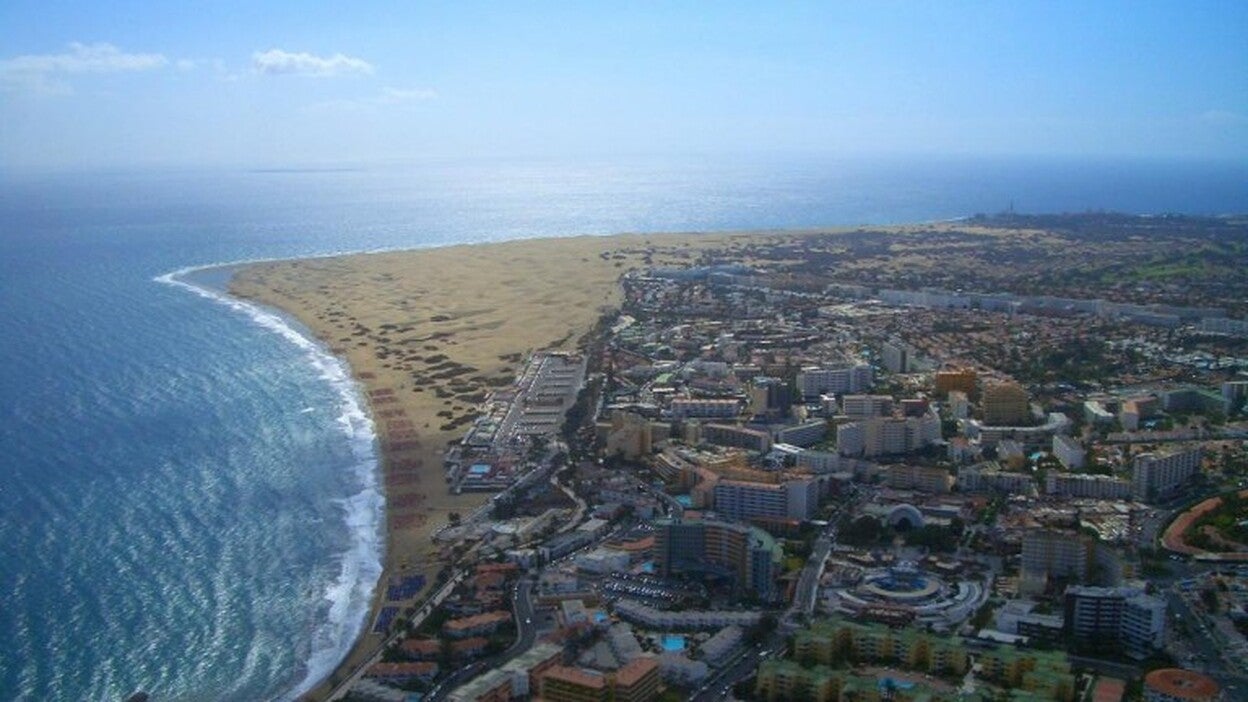 El Cabildo pide autorización para reponer arena a Playa del Inglés