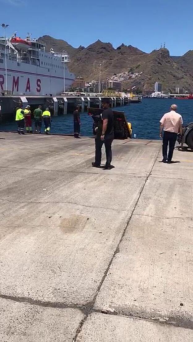 Un camión, a punto de caer al mar en Santa Cruz