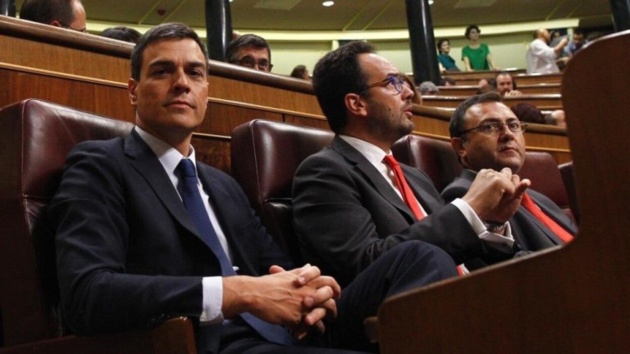 Antonio Hernando dimite como portavoz del PSOE en el Congreso