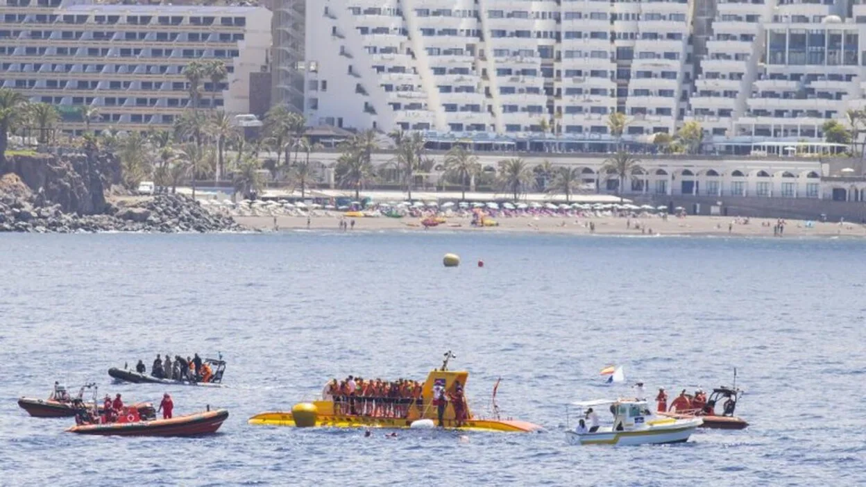 Reflotado el submarino de Mogán