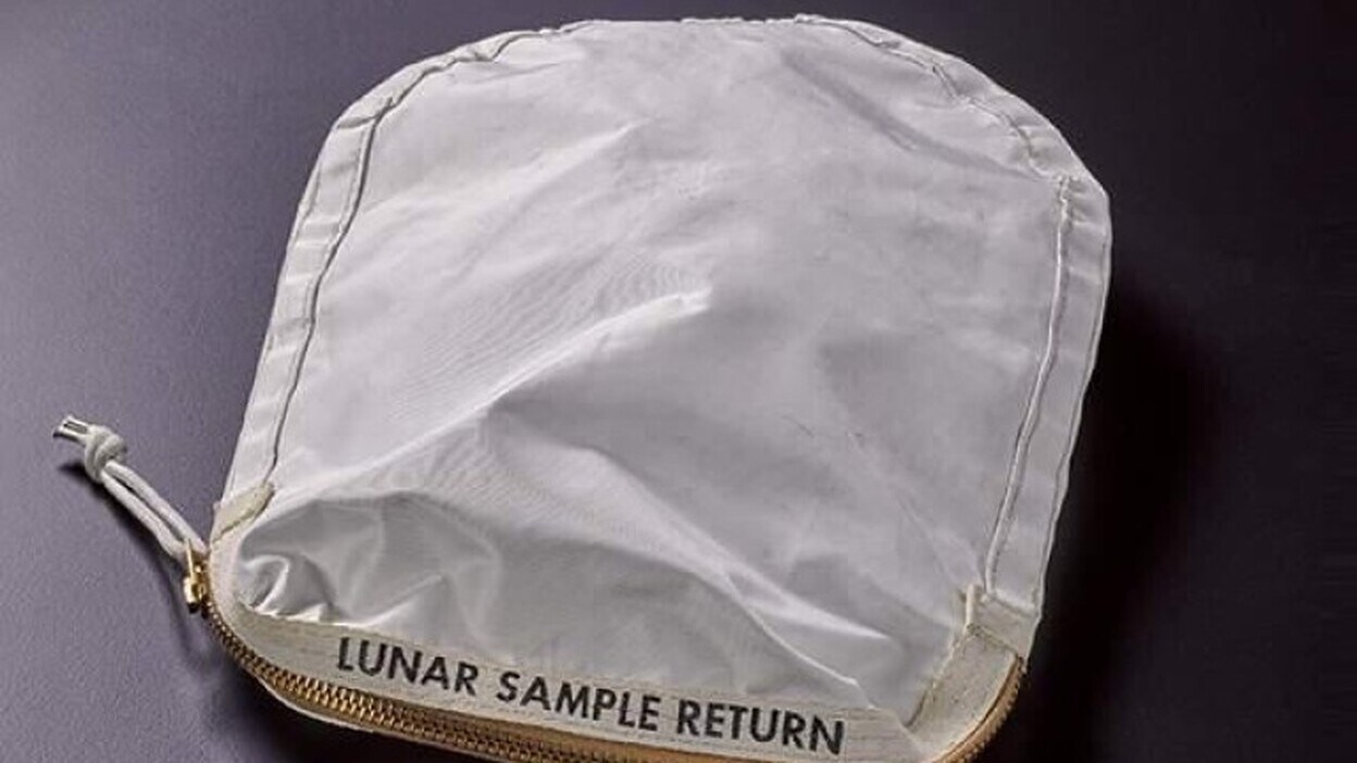 Subastan en EEUU una bolsa con polvo lunar de Neil Armstrong