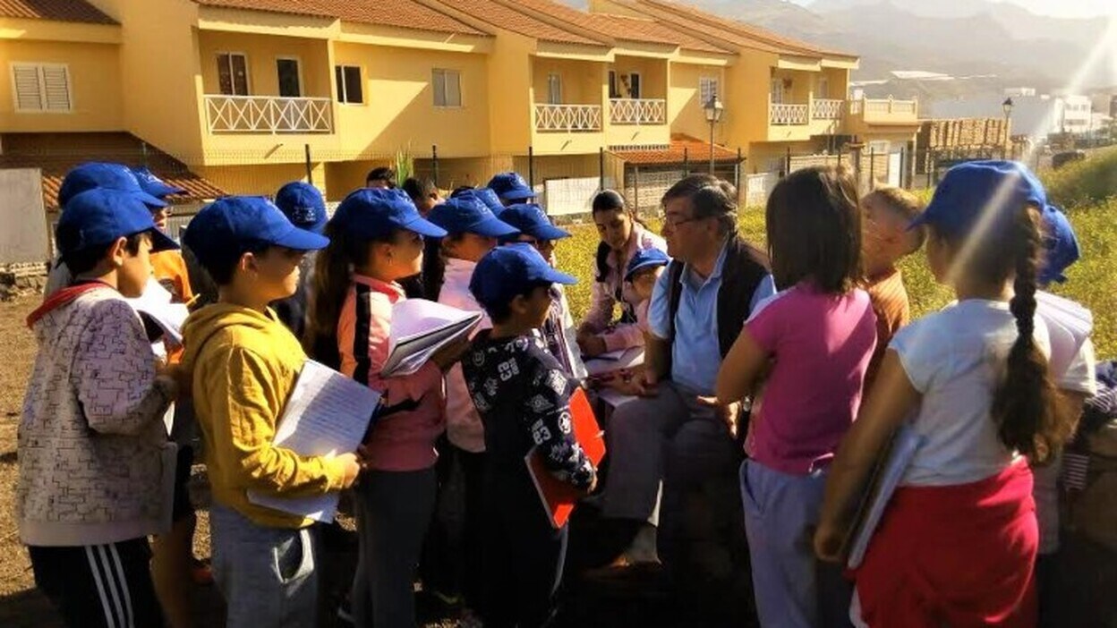 El cronista de La Aldea ayuda a crear el primer huerto escolar