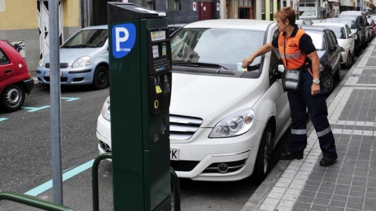 Las multas de la zona azul cuestan más que aparcar todo un año