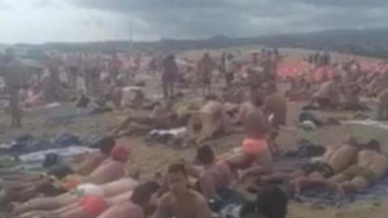 Sexo entre la multitud en Playa del Inglés