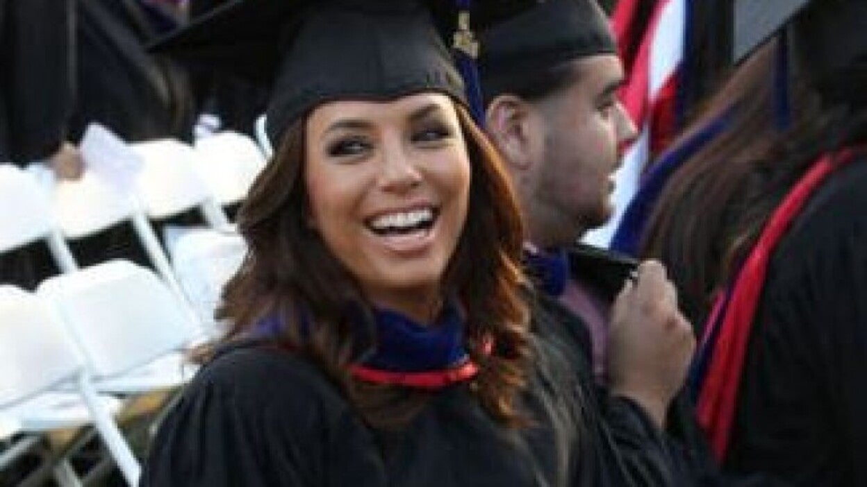 Eva Longoria llama a los graduados a ser solidarios