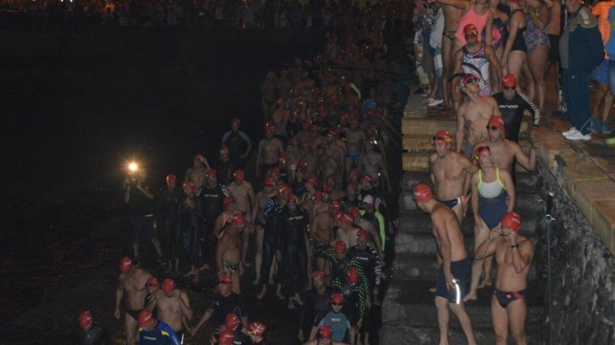 Agüimes da la bienvenida al verano con la Travesía a Nado Nocturna en Arinaga