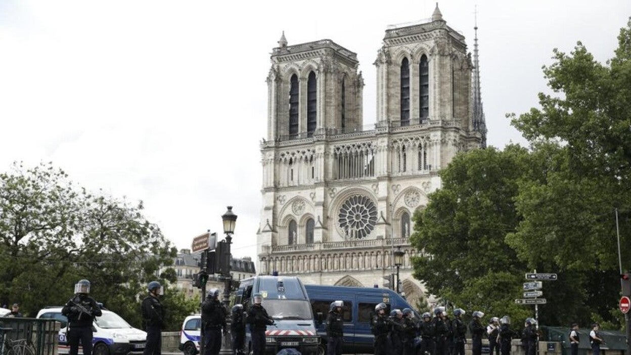 La Policía da por "controlada" la situación tras el ataque en Notre Dame
