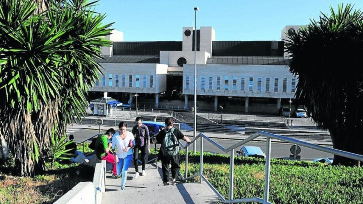 7.200 cirugías en verano en el Negrin e Insular