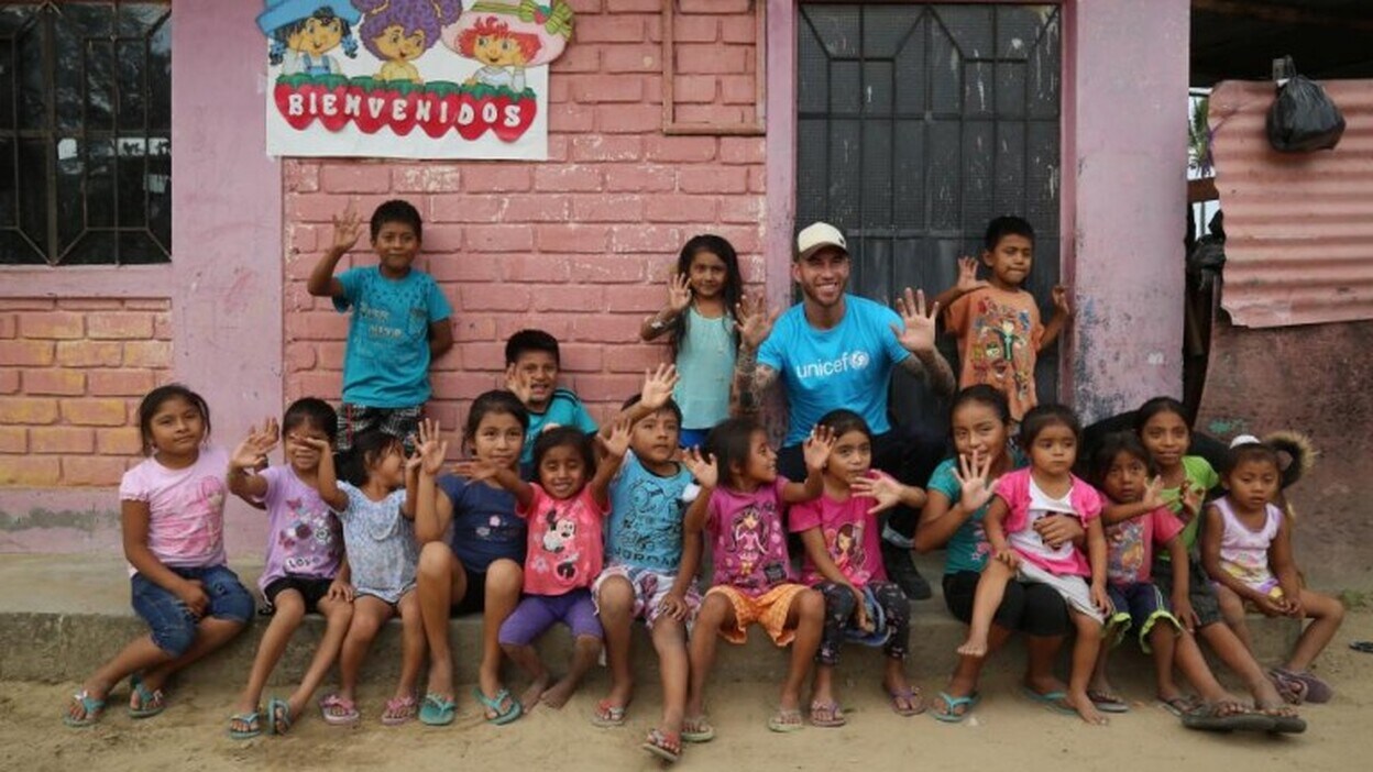 Sergio Ramos visita a los niños afectados por las inundaciones en Perú