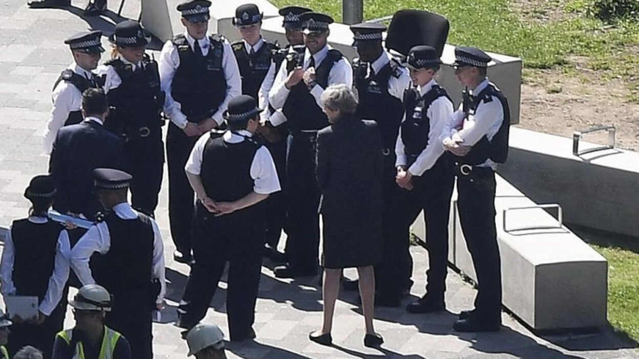 May pide una investigación oficial sobre el incendio en Londres