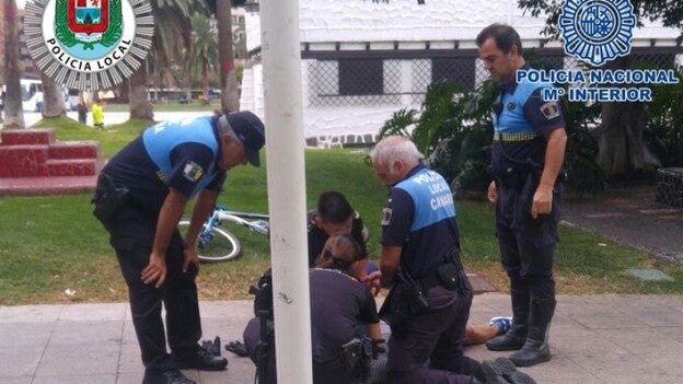 Policía salvan a un ciclista que sufrió una parada cardiorrespiratoria