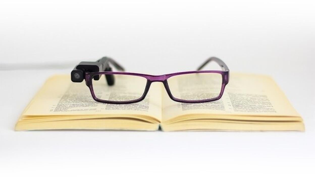 Las gafas de OrCam MyEye ayudan a las personas ciegas a leer