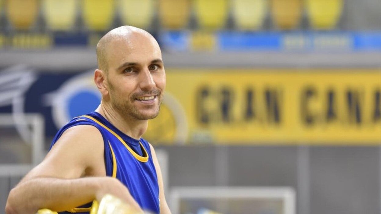 Albert Oliver, claretiano una temporada más