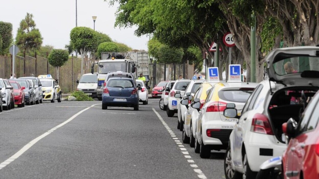 Más de 1.000 canarios, sin examen de conducir por el paro