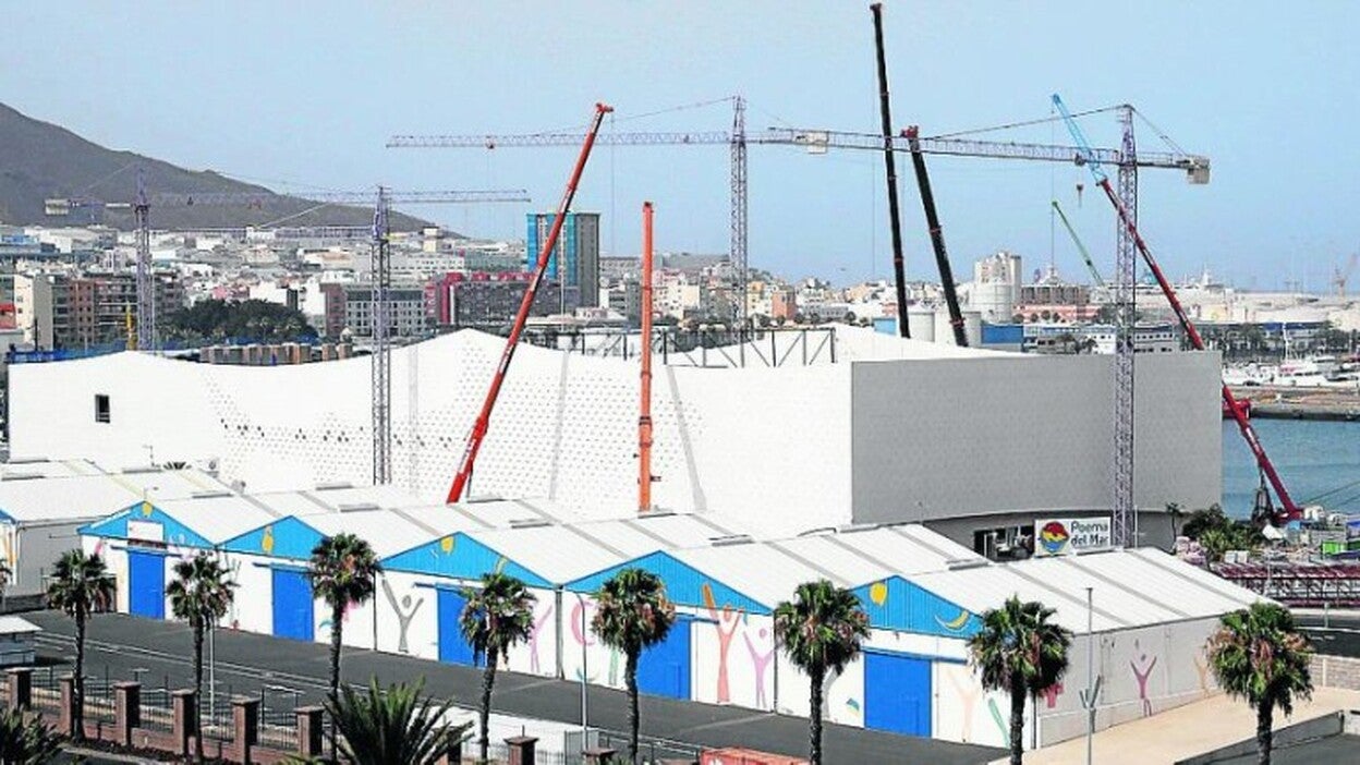 Diez grúas para acabar las obras del acuario