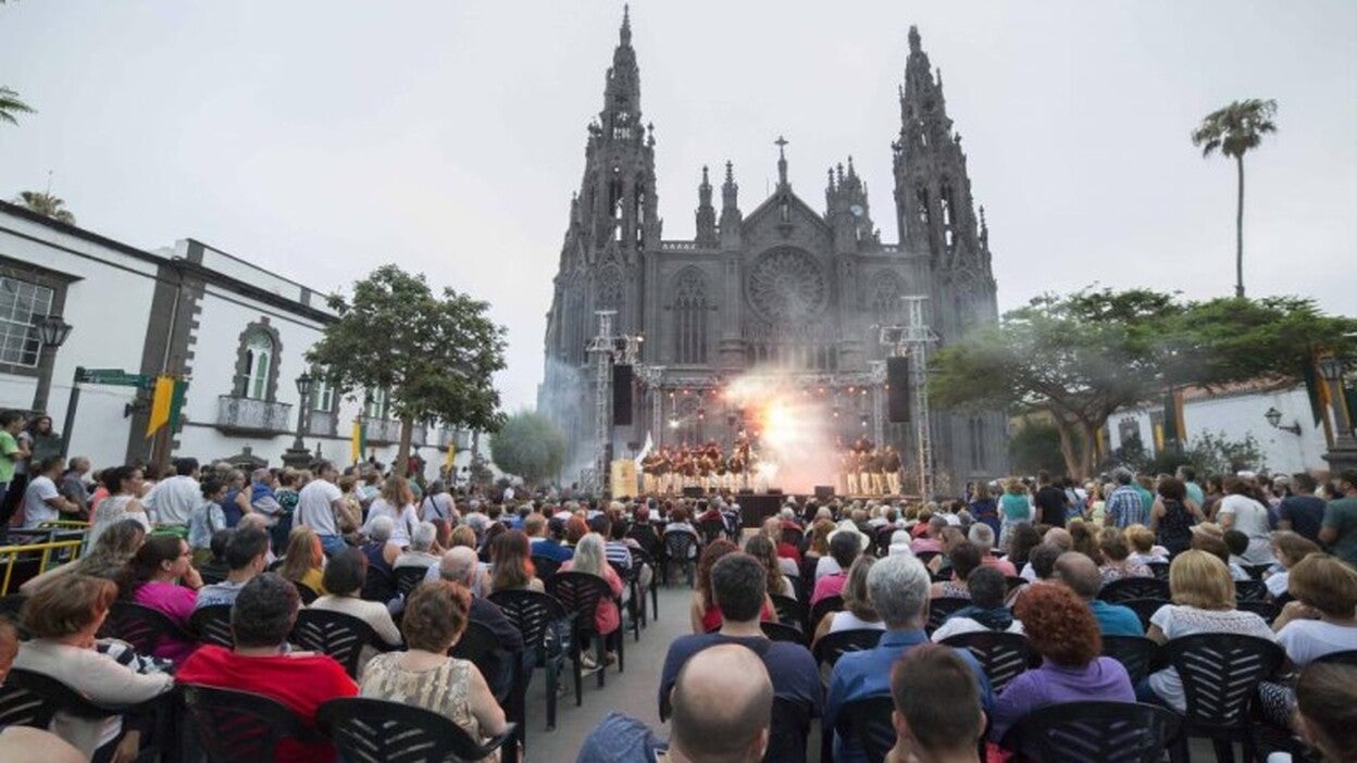 Arucas se engalana en el fin de semana grande de sus Fiestas