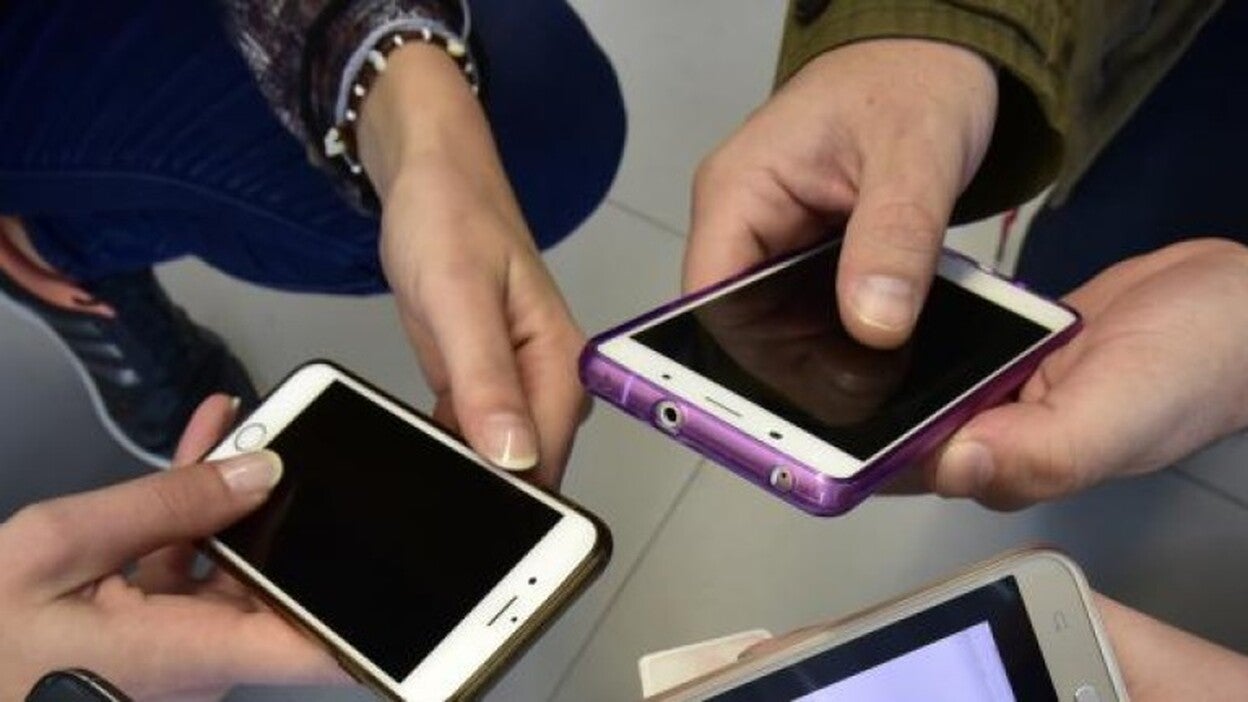 Tres detenidos por exigir a otro fotos sexuales