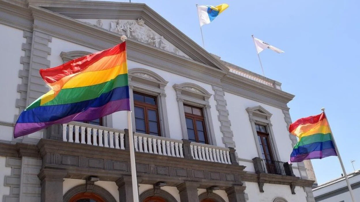 El Ayuntamiento de Santa Cruz iza la bandera arcoíris