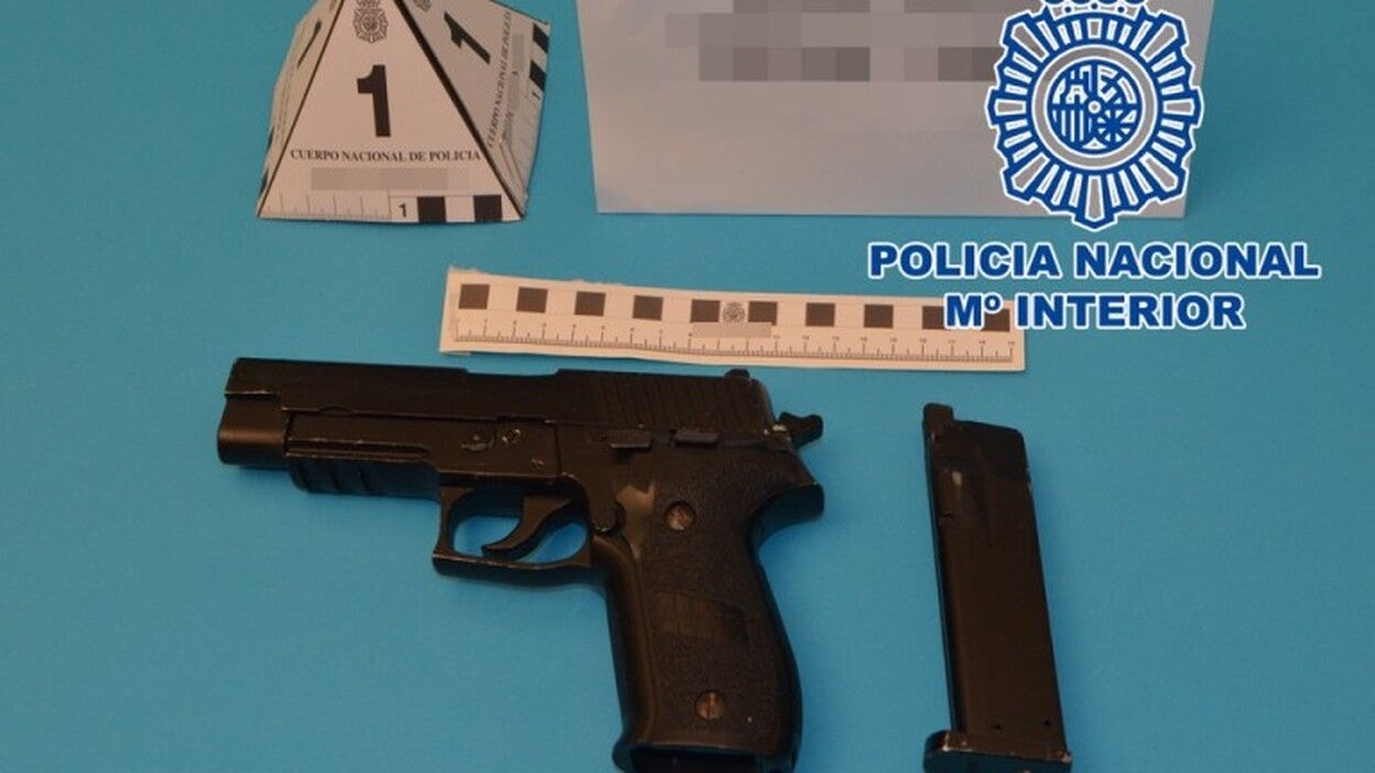 Vulnera la orden de alejamiento y amenaza a su madre con una pistola