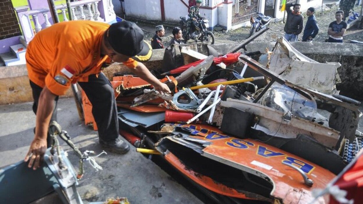 Un helicóptero de rescate se estrella en Indonesia