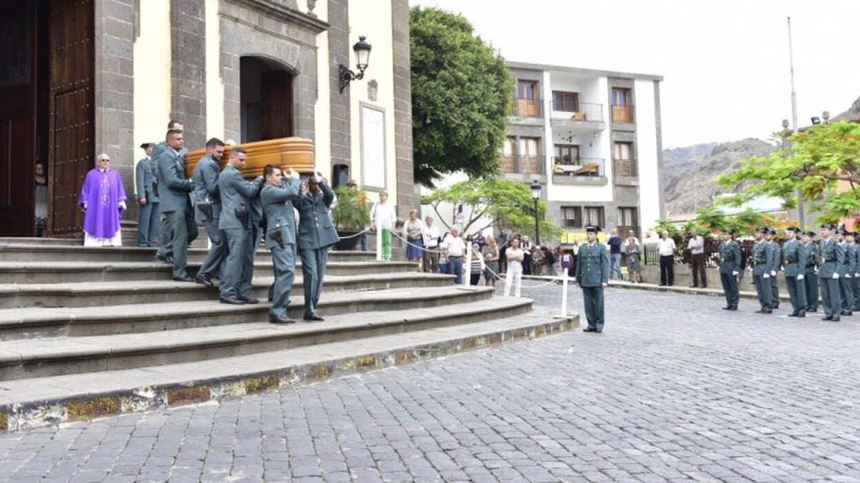 Guía despide con honores a Ulises