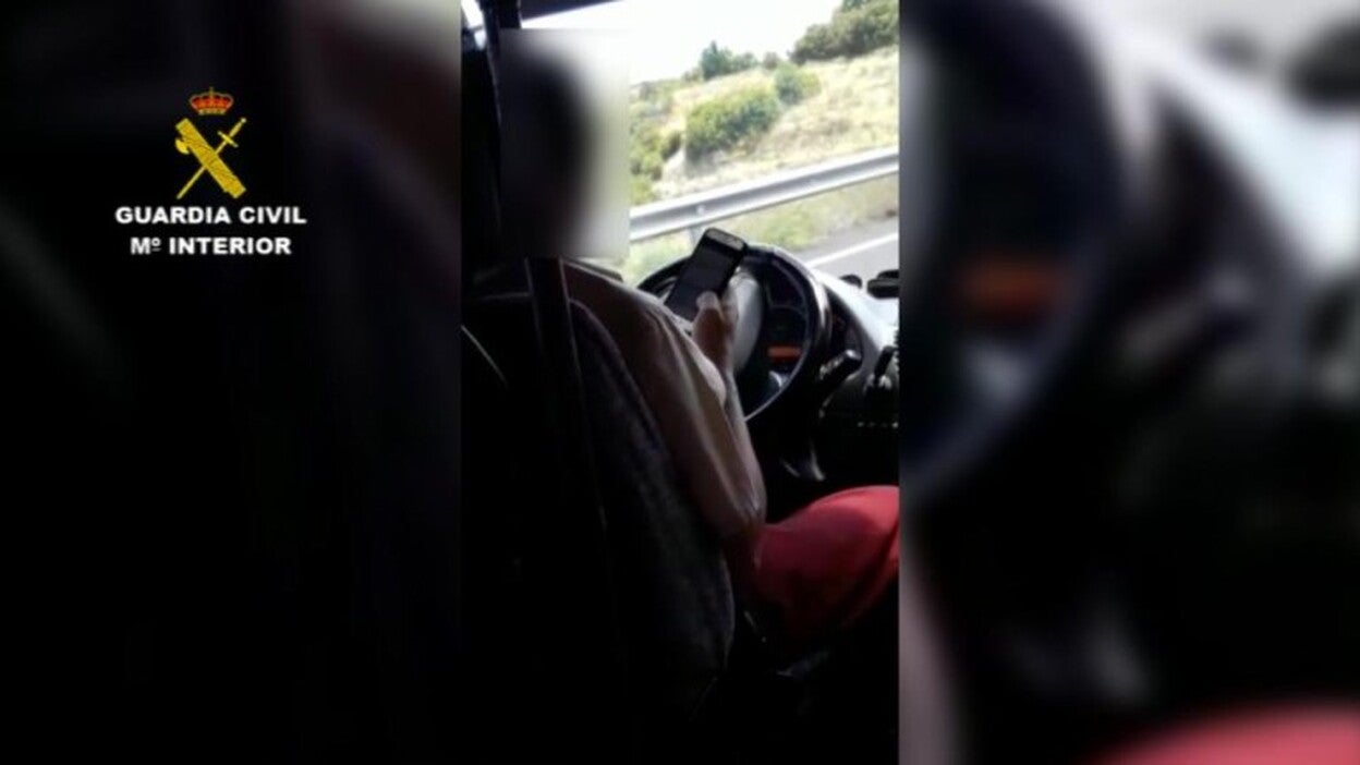 Investigan a un conductor de guagua por conducción temeraria