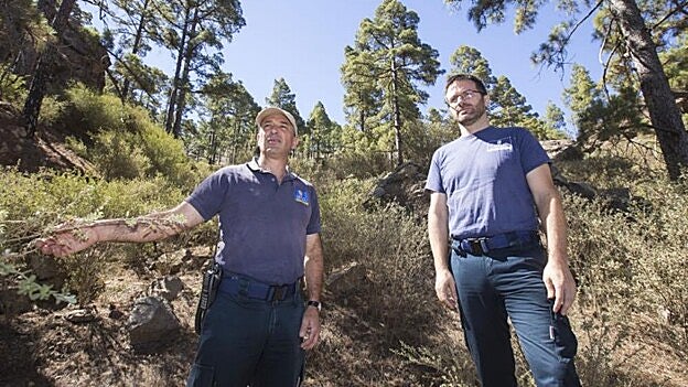 Carlos Velázquez y Didac Díaz posan justo en el lugar donde se inició el incendio. /  Borja Suárez