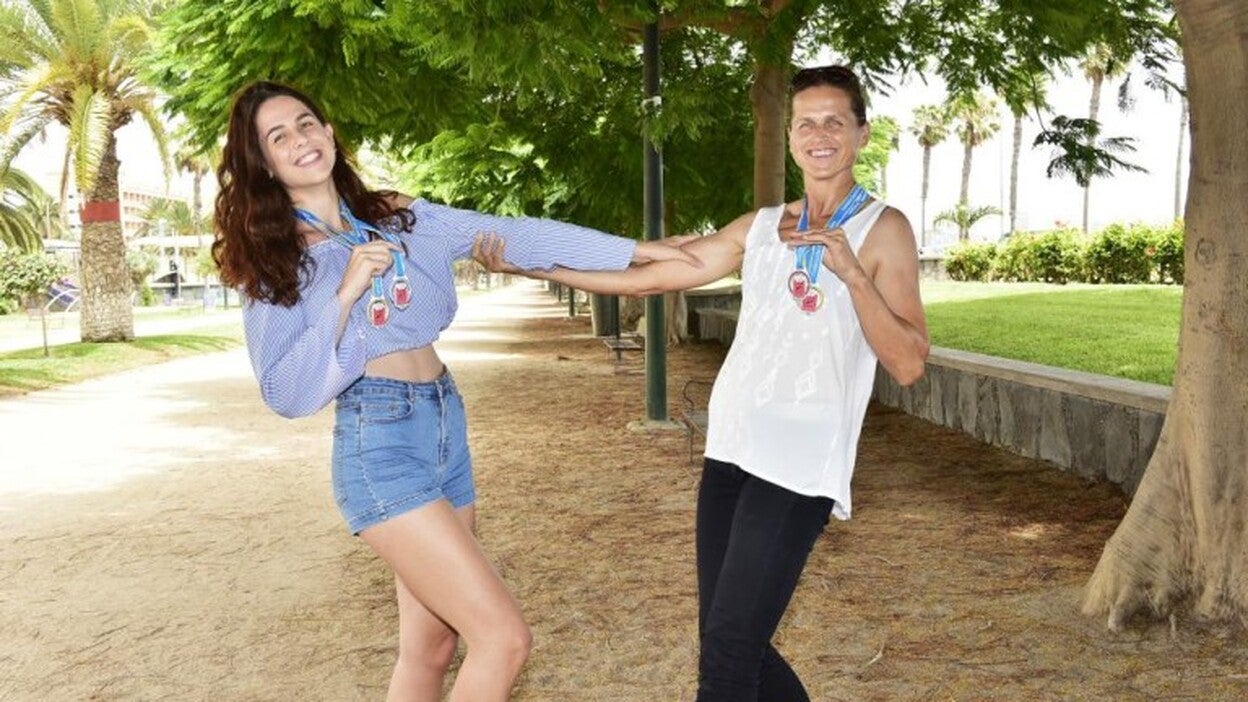 Madre e hija en lo alto del podio