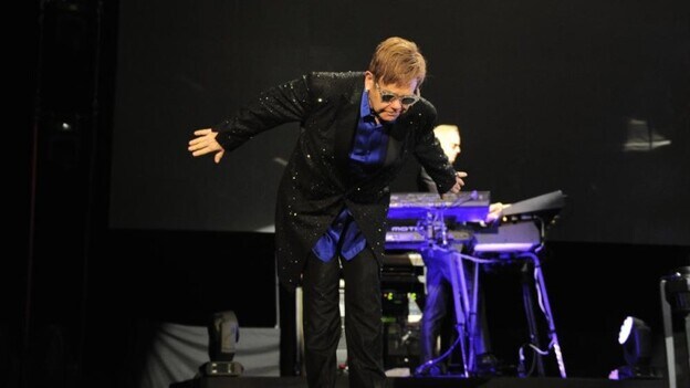 Elton John brilla en un Arena abarrotado