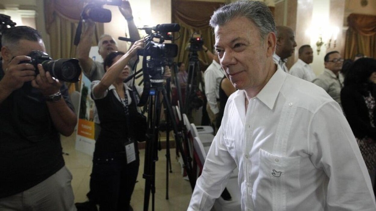 Ministros colombianos presentan renuncia protocolaria a Santos