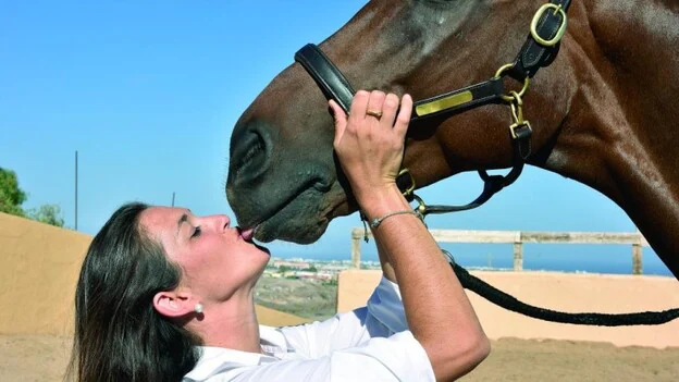 La vinculación emocional entre el caballo y el jinete es tan grande que el animal percibe si Tamara ha tenido o no buen día. /   Juan Carlos Alonso