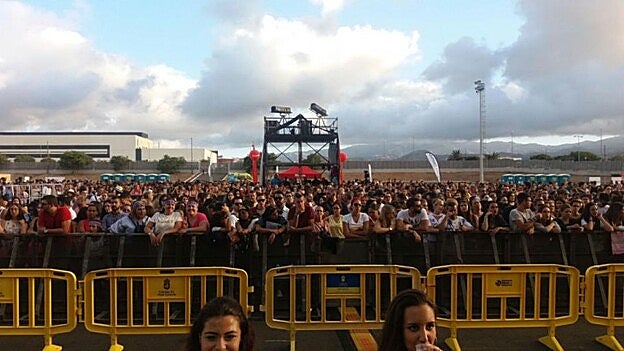 La multitud, minutos antes del comienzo del concierto de Luis Fonsi. /  Gerardo Montesdeoca